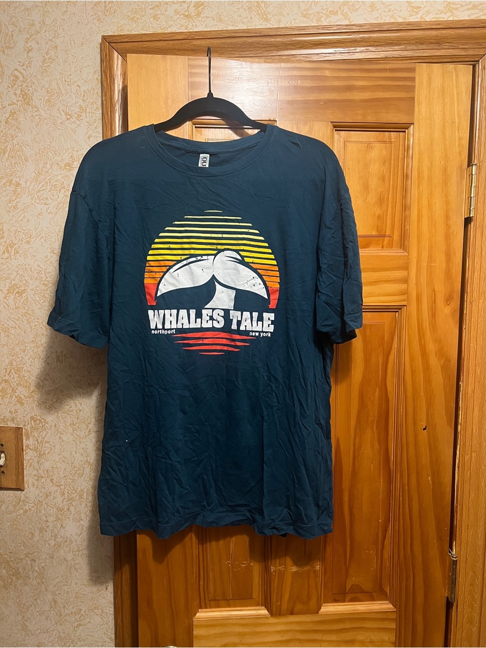 Oura Navy Short-Sleeve Tee with Multicolor Sunset Whale Graphic